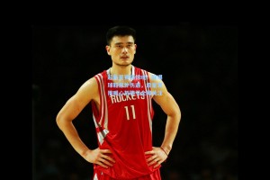 超新星赛场惊魂！踩爆球鞋意外伤退，詹皇发推暖心祈祷引全网关注